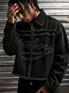 Détail d'une veste en jean noire pour homme avec franges à bords bruts et fermeture éclair