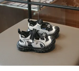 Detalle de sandalias cerradas y transpirables para niños con suela blanda para verano