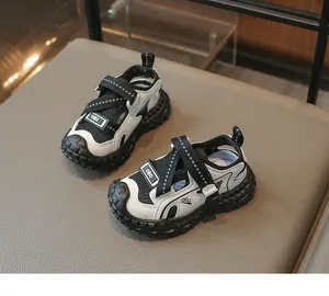 Vista detallada de sandalias transpirables para niños con parte superior de malla y velcro.