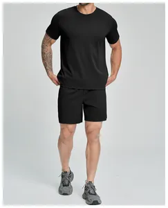 Volledig aanzicht van een man met een zwart sportshirt en bijpassende korte sportbroek