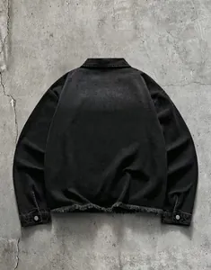 Vue détaillée du dos d'une chemise en jean noire avec un ourlet à franges effilochées.