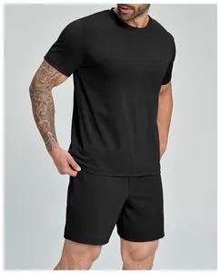 Heren fitness set zwart met ademend t-shirt en korte broek voor sport en vrije tijd.