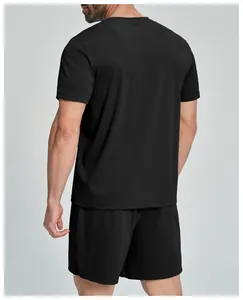 Achteraanzicht van zwart sportpakket voor heren met t-shirt en korte broek
