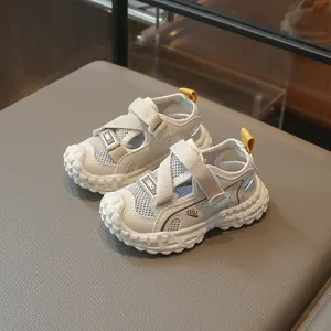 Sandalias de malla transpirable para niños con suelas blandas y velcro en color beige