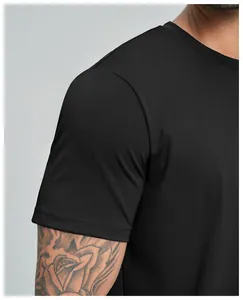 Detailopname van de mouw en schoudertextuur van een zwart sport-T-shirt voor heren