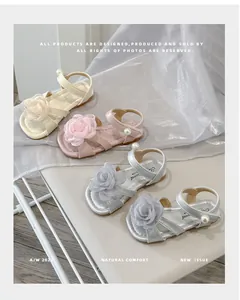 Vista dettagliata di sandali floreali da bambina in argento, rosa e crema con perle.