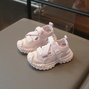Sandalias de malla rosa para niños con punta cerrada y suelas de goma suaves y cómodas