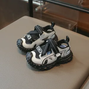 Sandalias cerradas transpirables para niños con suelas blandas y diseño de malla
