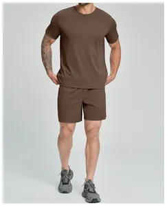 Close-up van een man in een bruin sport-T-shirt en bijpassende sportieve korte broek