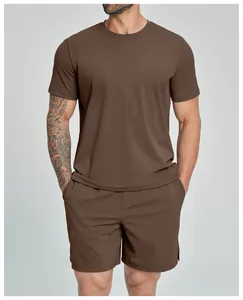 Detailweergave van een bruin sport-T-shirt voor heren met korte mouwen en bijpassende short
