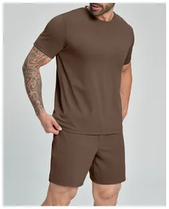 Gedetailleerd overzicht van bruine sport t-shirt en korte broek set voor heren fit