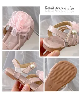 Dettaglio dei sandali rosa per bambine con fiori, perle eleganti e suola morbida