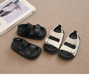 Detailansicht stilvoller Kinder-Sandalen für den Sommer in Schwarz und Off-White