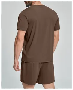 Achteraanzicht van een bruin sport-T-shirt voor heren van zachte, ademende stof