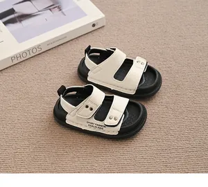Detailansicht der cremefarbenen und schwarzen Kindersandalen mit Klettverschluss