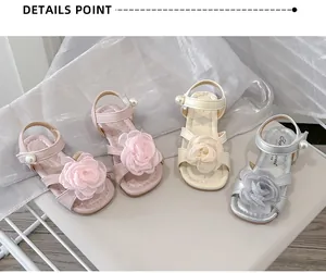 Dettaglio di vari colori di sandali con fiori per bambina con accenti di perle.
