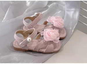 Sandali rosa da bambina con grande fiore in chiffon e dettaglio di perla