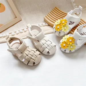 Nahaufnahme von Baby-Laufsandalen mit niedlicher Blumenverzierung und Riemendetails