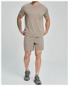 Sportieve fitnessset voor heren met kaki T-shirt met korte mouwen en korte broek