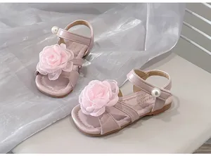Eleganti sandali rosa per bambine con grande rosa di stoffa e cinturino perlato