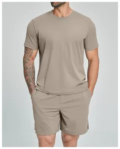 Vooraanzicht van een kaki sportset voor heren met T-shirt met ronde hals en bijpassende short