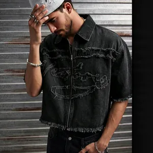 Chemise en jean noire pour homme avec bords francs, détails effilochés et fermeture éclair