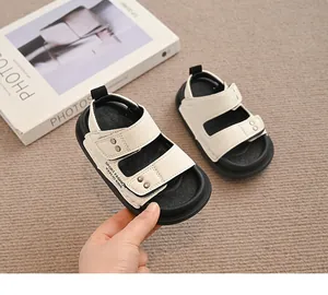 Detailansicht der Kinder-Sandalen mit Klettverschluss und Nietenverzierung.