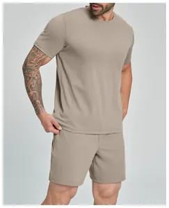 Detailweergave van de beige heren sport-T-shirt en bijpassende sportshort set