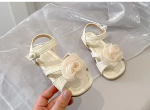 Eleganti sandali da bambina color crema con grande fiore in rete e dettaglio con perla.