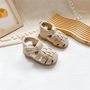 Detailansicht beige Preen Baby Ledersandalen mit Klettverschluss und geschlossenem Zehenbereich