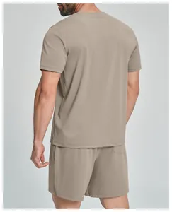 Achteraanzicht van een professioneel sport T-shirt voor heren in de kleur taupe beige