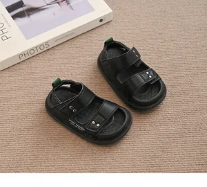 Detailansicht schwarzer Kinder-Strandsandalen mit silbernen Nieten und Klettverschluss
