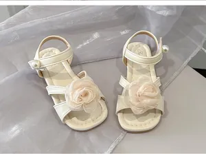 Eleganti sandali da bambina color crema con grande fiore in tessuto e accenti di perle
