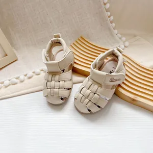 Nahaufnahme von beigen Preen Baby-Lauflernsandalen mit Webzehe und Klettverschluss