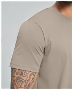 Detailweergave van een kaki sport-T-shirt met gladde stof en afgewerkte schoudernaad