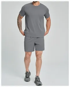 Volledig overzicht van grijs heren sport t-shirt en korte broek set voor fitness