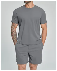 Grijze sportset voor heren met t-shirt met korte mouwen en korte broek voor fitness