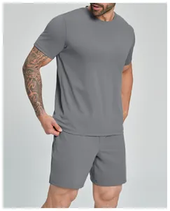 Detail van grijze sportset voor heren met t-shirt en korte broek voor fitness