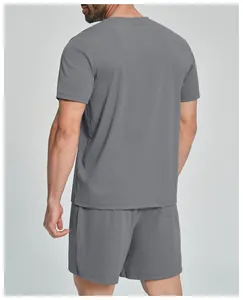 Achteraanzicht van een grijs sport-T-shirt en korte broek set voor heren sport