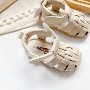 Detailansicht der Preen Baby-Lauflern-Sandalen mit geflochtener Kappe und Klettverschluss