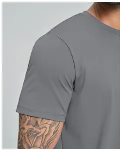 Detailopname van de mouw en schouder van een grijs sport-T-shirt voor heren