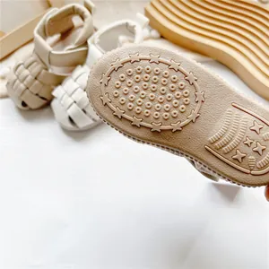 Detailansicht der rutschfesten Sternsohle von Baby-Lauflern-Sandalen.