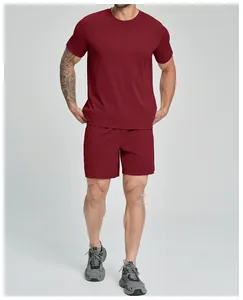 Heren sportset in bordeauxrood met t-shirt en bijpassende short voor fitness en gym