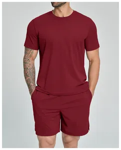 Detailopname van bordeauxrood sport-T-shirt met ronde hals en bijpassende korte broek