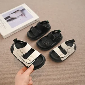 Trendige Kinder-Strandsandalen mit offener Zehenpartie für den Sommer in Schwarz und Weiß.