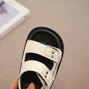 Lässige sommerliche Kinder-Strandsandalen mit Doppelriemen und Nieten in Off-White