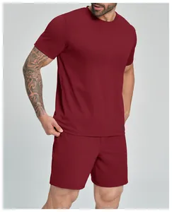 Heren sportset in bordeauxrood met T-shirt met ronde hals en bijpassende short.