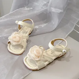 Eleganti sandali avorio da bambina con grande fiore in pizzo e perla per l'estate