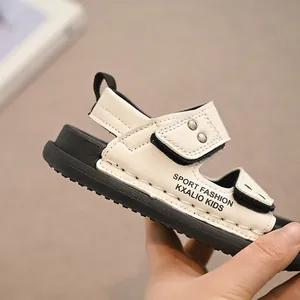 Sportliche weiße Kindersandalen mit Klettverschluss für Strand und Freizeit im Sommer