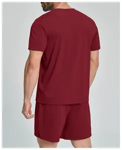 Achteraanzicht van bordeauxrood fitness-set voor heren met sportshirt en korte broek